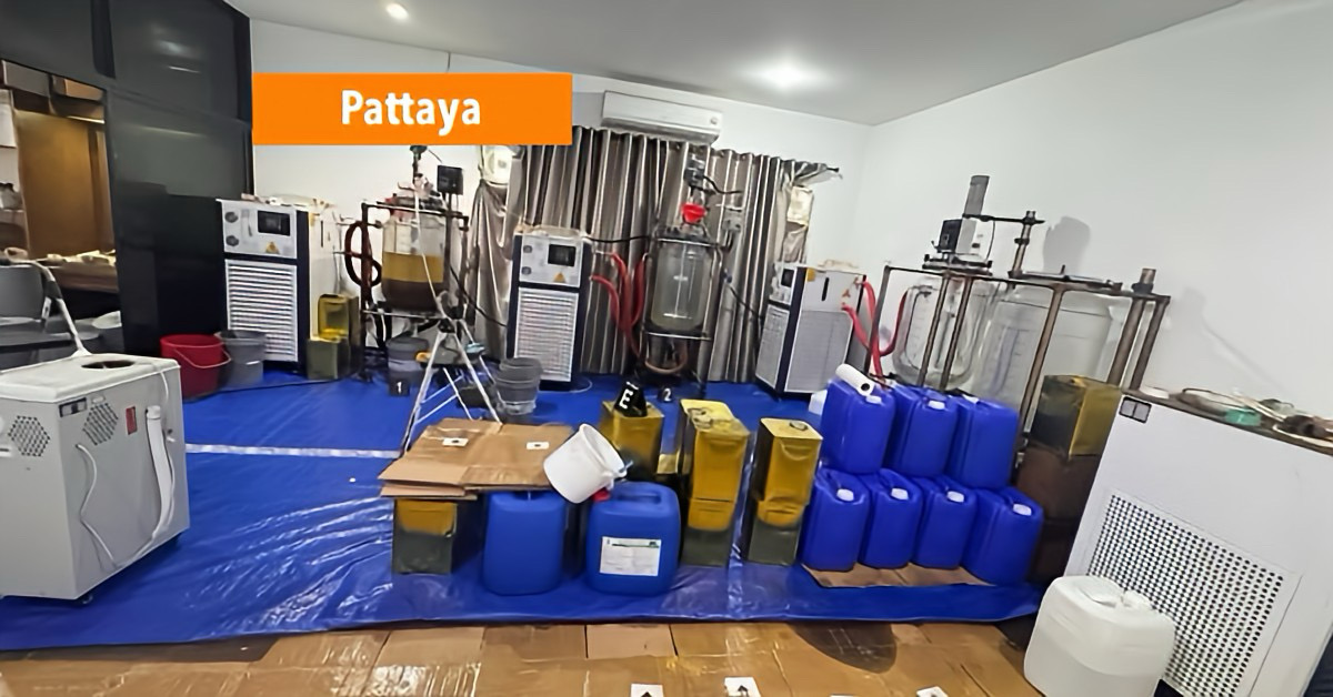 In een verlaten huis in Pattaya bleek een ondergronds drugsimperium te zijn gevestigd, waar vapes met de drug Pot K werden gefabriceerd.