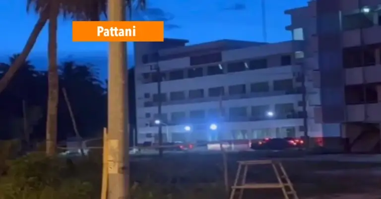 Drie gewapende mannen hebben een kogelregen afgevuurd op een politiebureau in het zuiden van Thailand, waarbij één politieagent om het leven kwam.