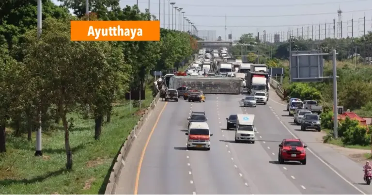 Gekantelde pendelbus veroorzaakt lange file op de snelweg in Centraal-Thailand.