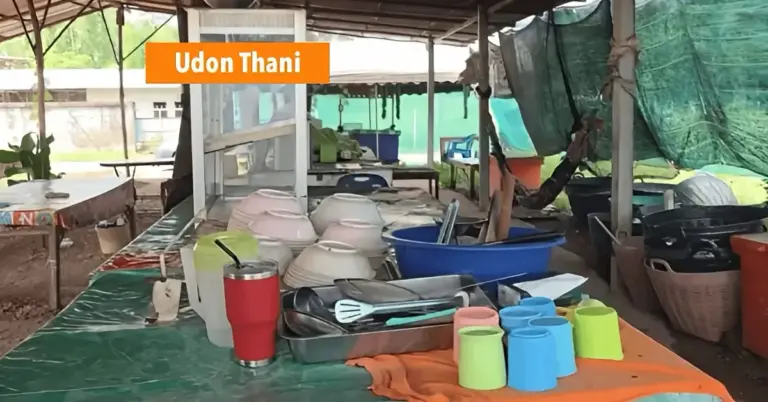 Noedelsoepje in Noordoost‑Thailand zorgt ervoor dat 13 mensen met flinke buikpijn in ijltempo naar het ziekenhuis gebracht moesten worden.
