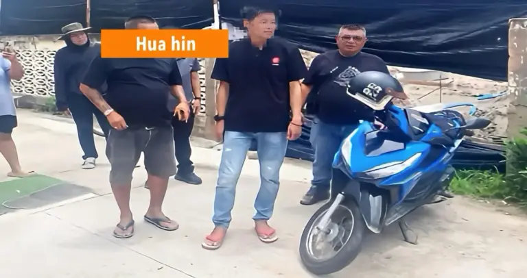 Thaise man die door Hua Hin reed aangehouden nadat hij grote stukken puin tegen auto’s gooide