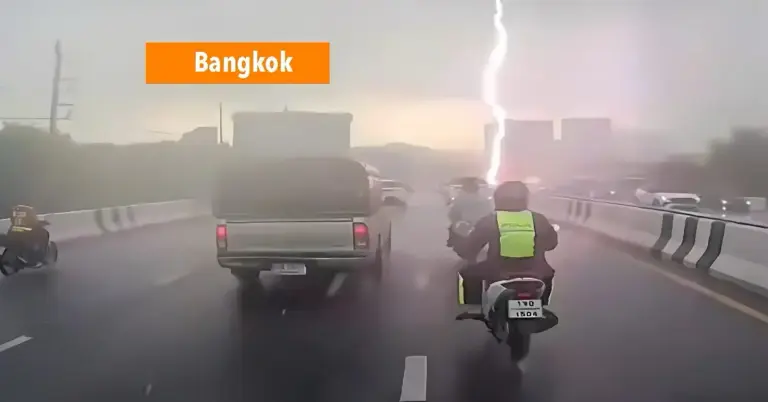 Voedselbezorger ernstig gewond na blikseminslag op viaduct in Bangkok.