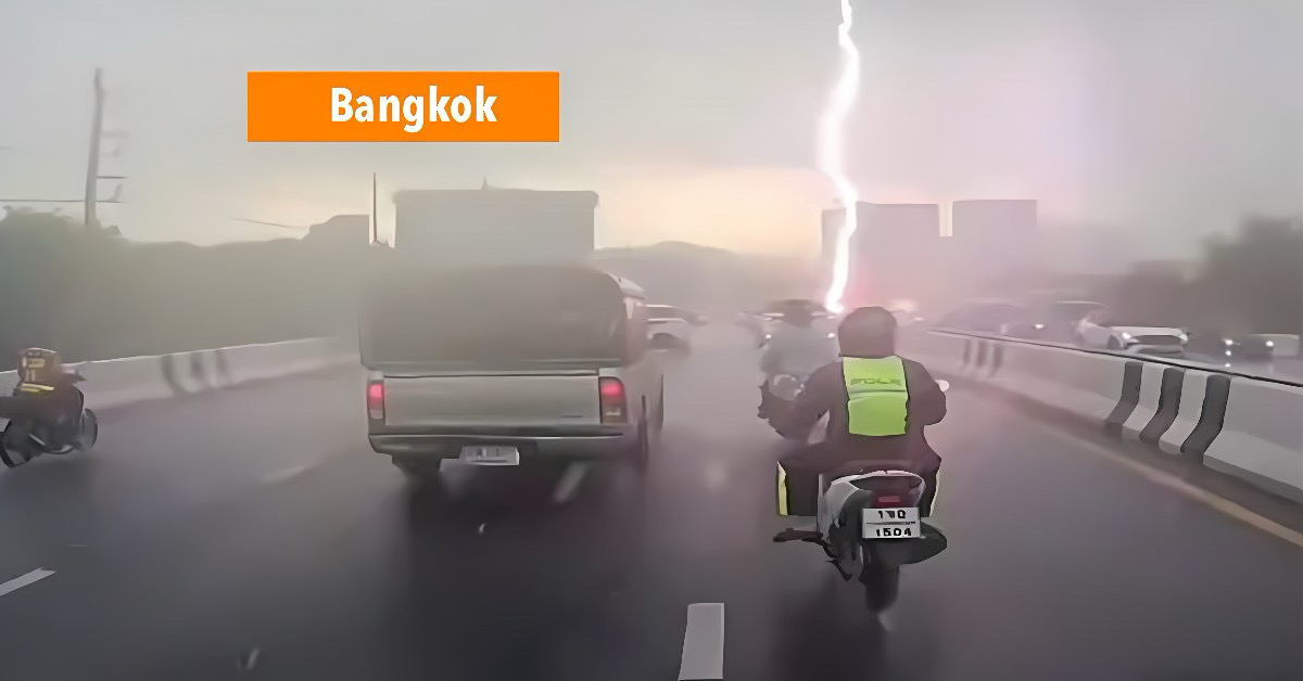 Voedselbezorger ernstig gewond na blikseminslag op viaduct in Bangkok.