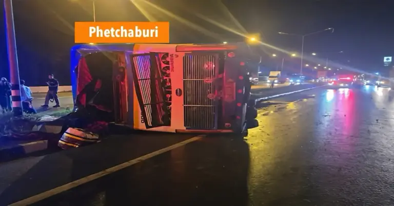 Dubbeldeks touringcar in centraal-Thailand tijdens een rit van Surat Thani naar Bangkok gekanteld, waarbij 28 mensen gewond raakten.