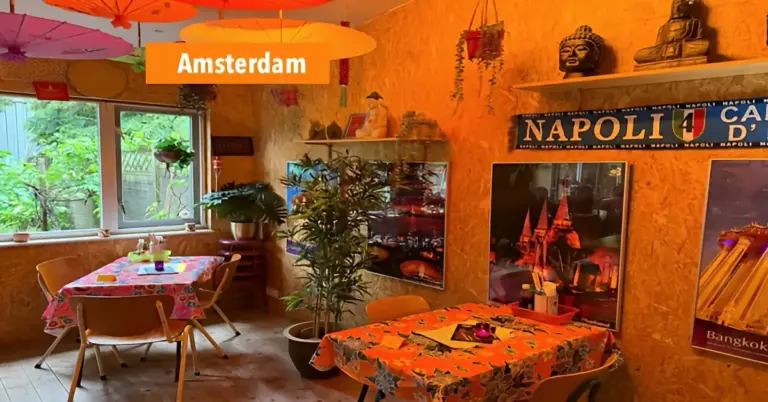 Zo wordt de Khao Soi van Thai Thai Poppetje een echte Amsterdamse hap.