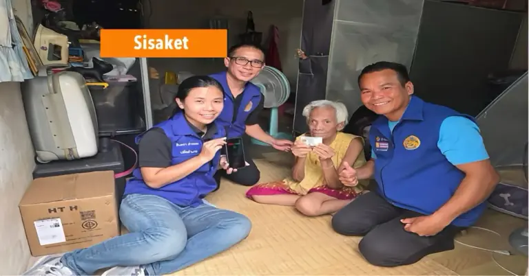 Ambtenaren in Noordoost-Thailand starten een deur‑tot‑deuractie voor toegang tot welzijnskaart 2026.