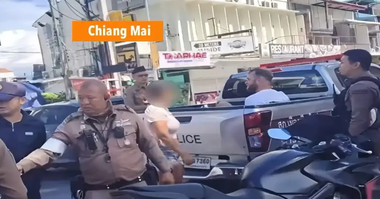 Britse toerist opgepakt na gewelddadige uitbarsting bij Tha Phae‑poort in Noord-Thailand.