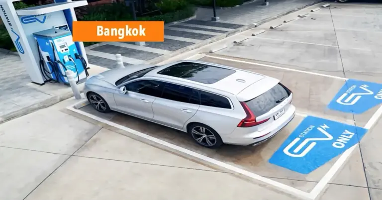 EV Station PluZ Thailand voert 10‑baht idle fee in om wachttijden bij laadpunten te bestrijden.