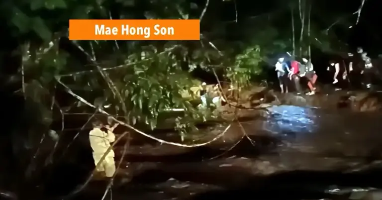 Gisteravond zijn 18 toeristen gered na overstroming in een bos in Noord-Thailand.