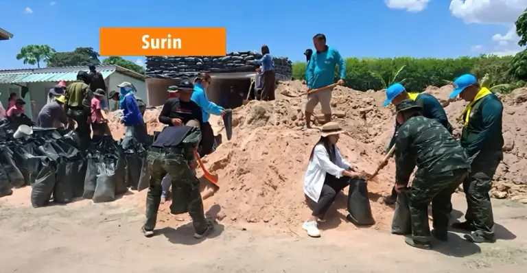 Soldaten van het Thaise leger bouwden samen met bewoners in het noordoosten van Thailand een bunker voor noodsituaties.