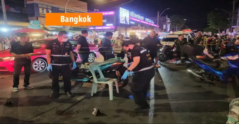 Grenswachter schiet in Bangkokse wijk Din Daeng een motortaxichauffeur dood en verwondt twee anderen.