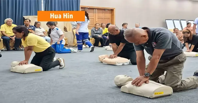 Burgemeester Noppon Wuttikul trapte een vierdaagse EHBO-cursus in Hua Hin af.