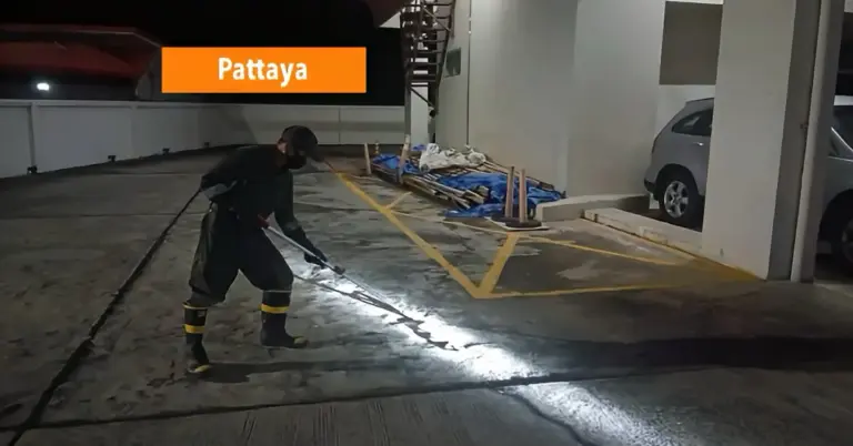 Grote paniek in Pattaya: een zwarte koningscobra zou een parkeerterrein onveilig maken, maar later bleek het om een overtuigende nepperd te gaan.