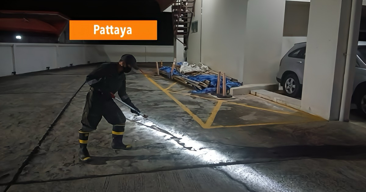 Grote paniek in Pattaya: een zwarte koningscobra zou een parkeerterrein onveilig maken, maar later bleek het om een overtuigende nepperd te gaan.