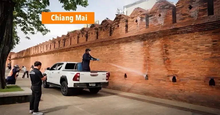 De stad Chiang Mai heeft het Tha Phae Gate-plein gereinigd en zet de strijd tegen verkopers van duivenvoer voort.