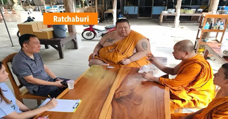 Een monnik van 260 kilo (schoon aan de haak) weet dat ieder pondje door het mondje gaat, toch roept hij de hulp van Thailand in. 