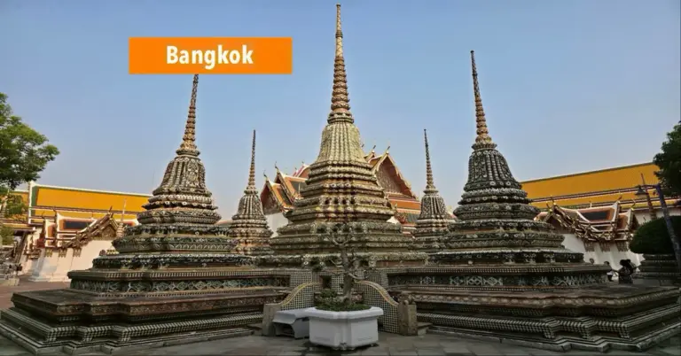 Een bewaker van de Wat Pho-tempel in Thailand ontdekt op verrassende wijze dat zijn onzichtbaarheidsspreuk niet gewerkt heeft.