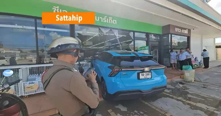 Elektrische MG rijdt CJ-winkel in Oost-Thailand binnen, resulterend in drie gewonden, de 82-jarige bestuurder meldt per ongeluk gas te hebben gegeven.