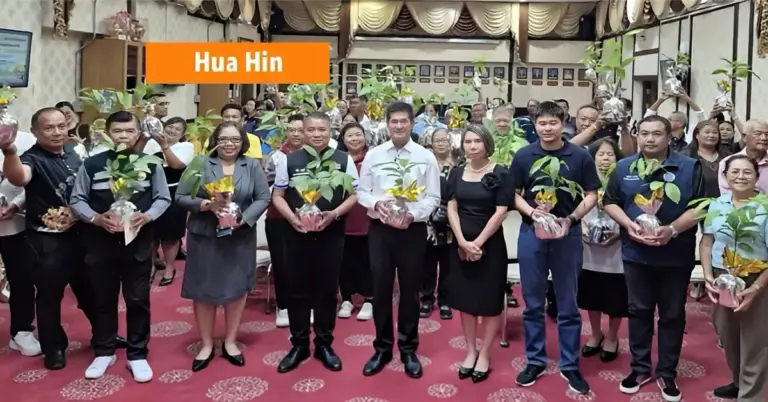 Burgemeester van Hua Hin deelde op Wereld-milieudag 5.000 boomplantjes uit aan 42 gemeenschappen.
