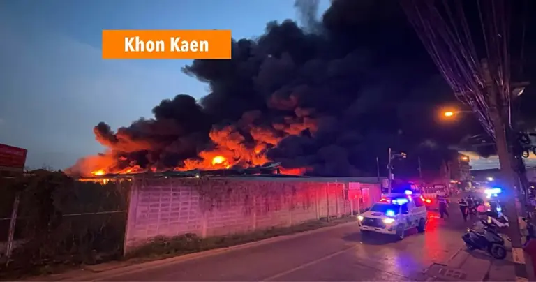 Grote brand op Sam Yaek Thai Rung-markt in Khon Kaen; meerdere personen zouden gewond zijn geraakt.
