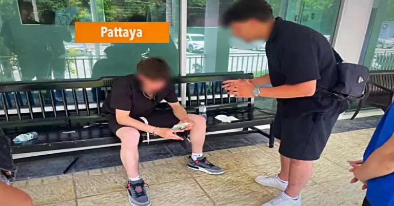Toeristenpolitie helpt gedesoriënteerde Nederlandse jongen in Pattaya.