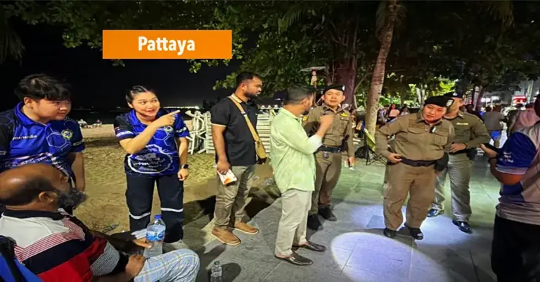 Dakloze Thaise man slaat op de Beach Road van Pattaya een buitenlandse toerist een bloedneus.