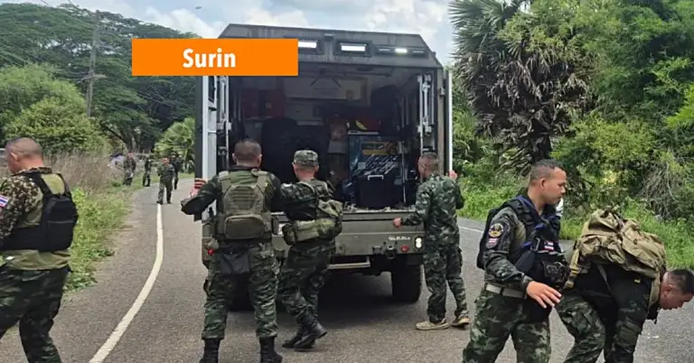 Bij een tragisch verkeersongeval in Noordoost-Thailand bij de Ta Muean Tod-tempel zijn twee soldaten omgekomen.