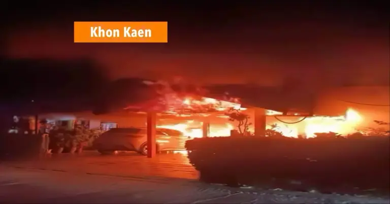 Elektrische auto in Noordoost-Thailand vat tijdens opladen vlam en het verwoest huis en haard van het gezin.