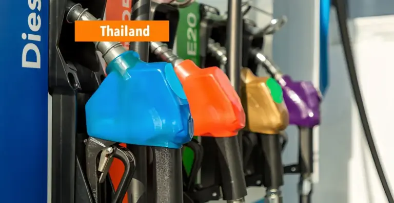 Goed nieuws! de twee grootste brandstofmaatschappijen van Thailand kondigen een prijsverlaging aan voor alle soorten brandstof, welke morgenochtend om 5 uur ingaat.
