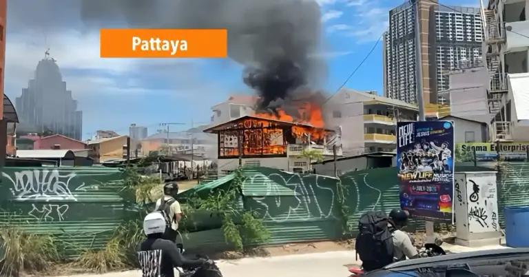 Een felle brand heeft vanmiddag een twee-onder-een-kapwoning in het centrum van Pattaya volledig in as gelegd. 
