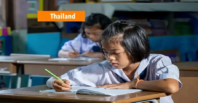 Het gratis onderwijs in Thailand schiet tekort, Thaise leerlingen blijven ongelijk behandeld.