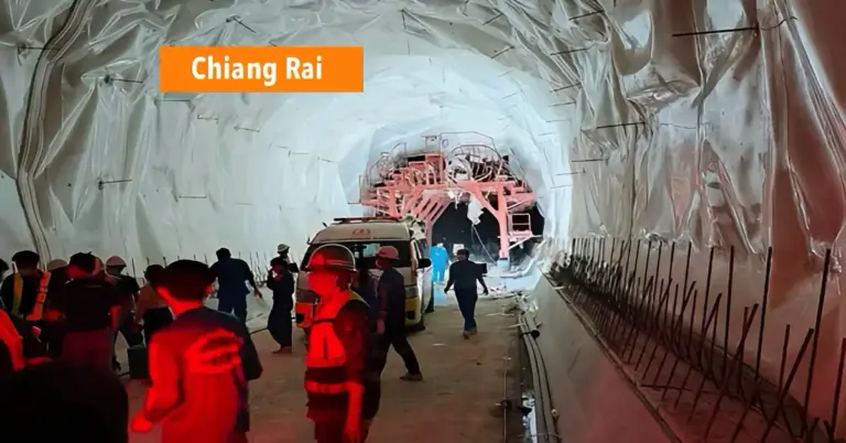 Het werk aan een nieuwe spoortunnel in Noord-Thailand is onmiddellijk stilgelegd na een dodelijke steigerinstorting.
