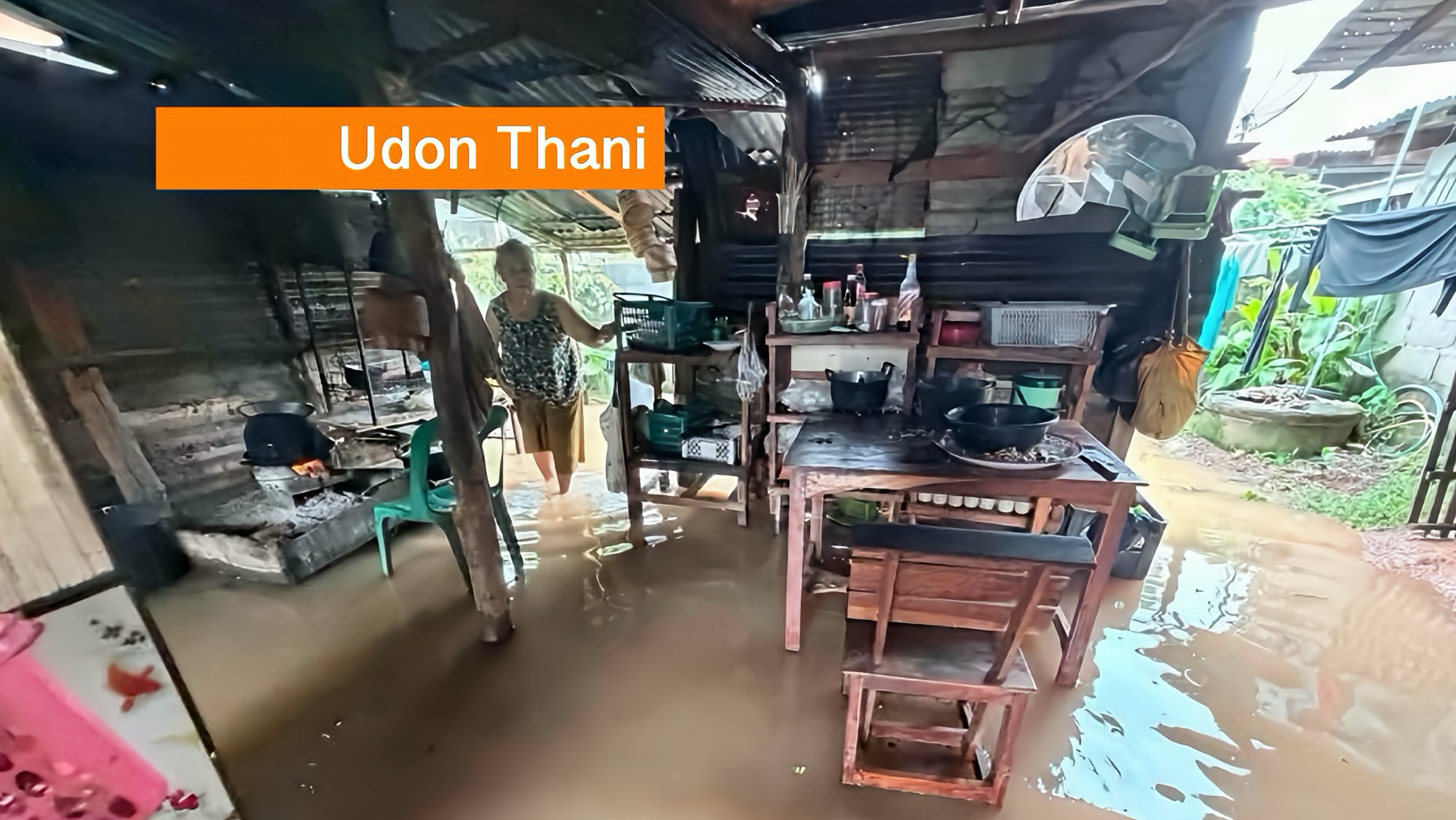 Urenlang aanhoudende regens brengen in Noordoost-Thailand chaos en ellende met zich mee.