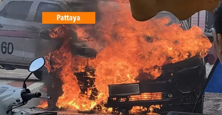 SUV vliegt in Pattaya spontaan in brand; het liep voor de bestuurster gelukkig goed af.