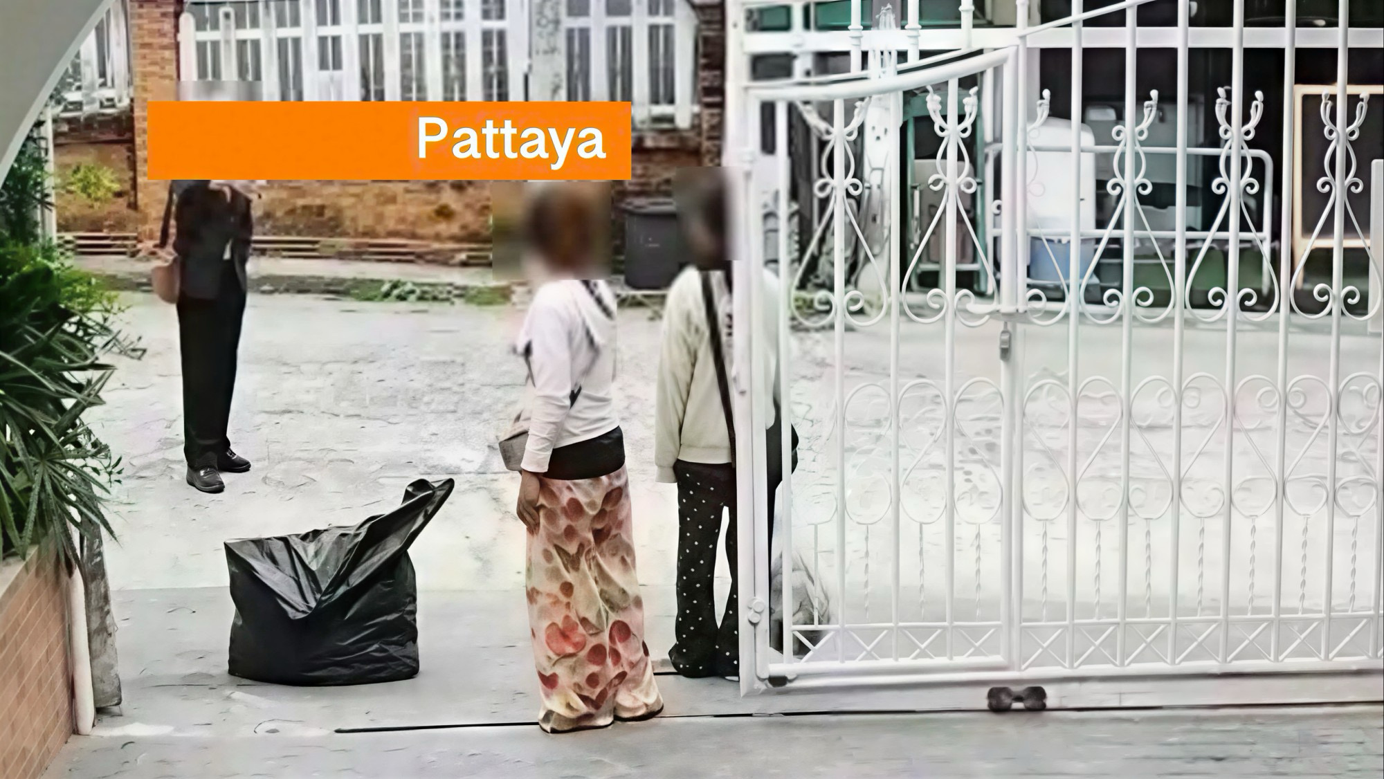 Huishoudster in Pattaya gaat op hoge poten naar de politie als buitenlandse buren van haar werkgever racistische verwensingen naar haar hoofd slingeren.
