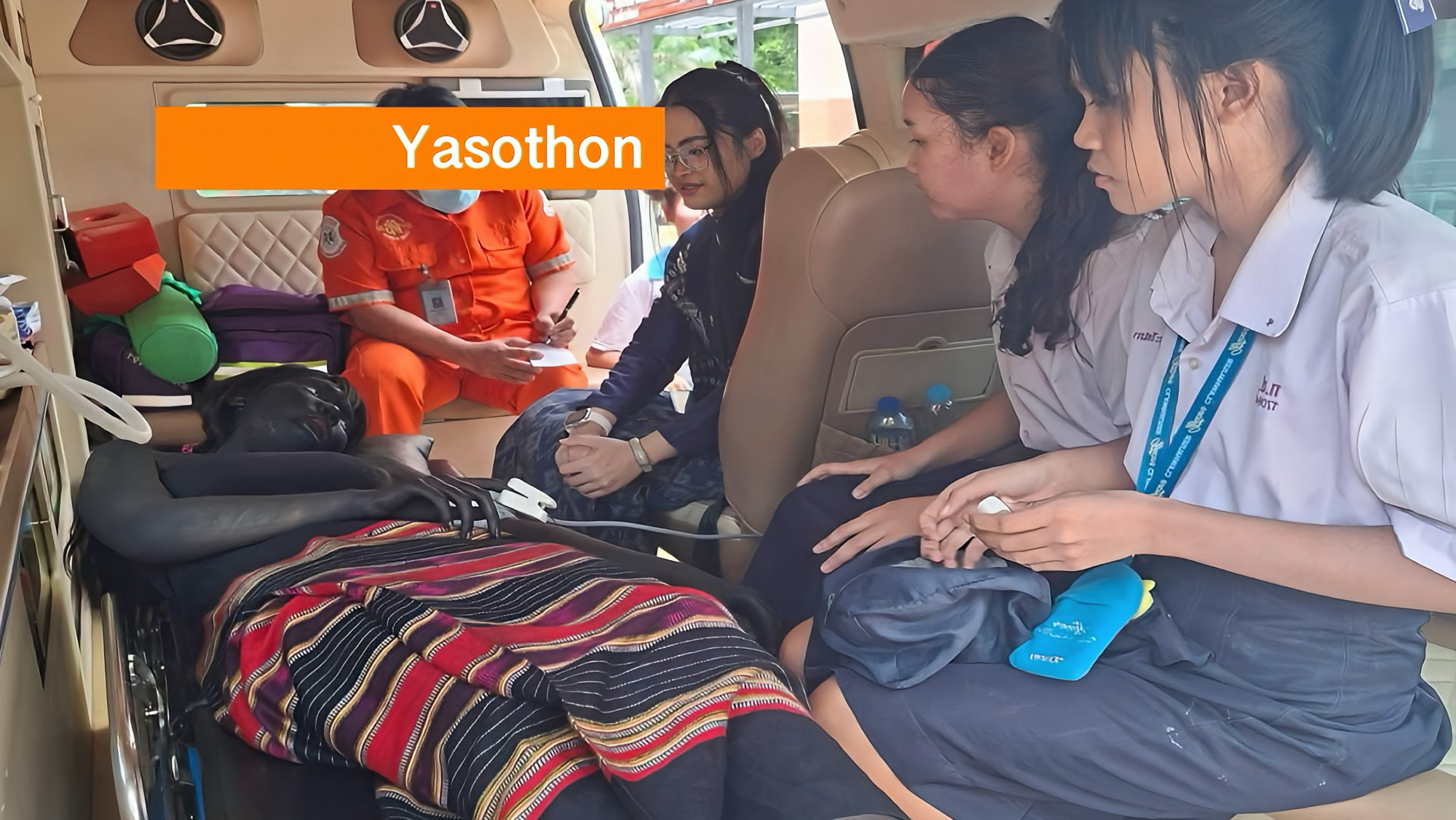 In Noordoost-Thailand belandde het spook “Phi Ka” met hevige buikpijn op een brancard.