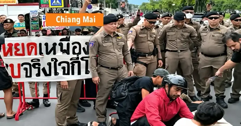 Protest over riviervergiftiging in Noord-Thailand leidt tot twee gewonden bij het Chinese consulaat in Chiang Mai.