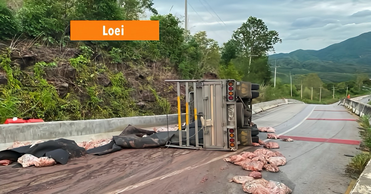 Vrachtwagen met kippen gekanteld bij een beruchte bocht in het noordoosten van Thailand, de chauffeur raakte lichtgewond.