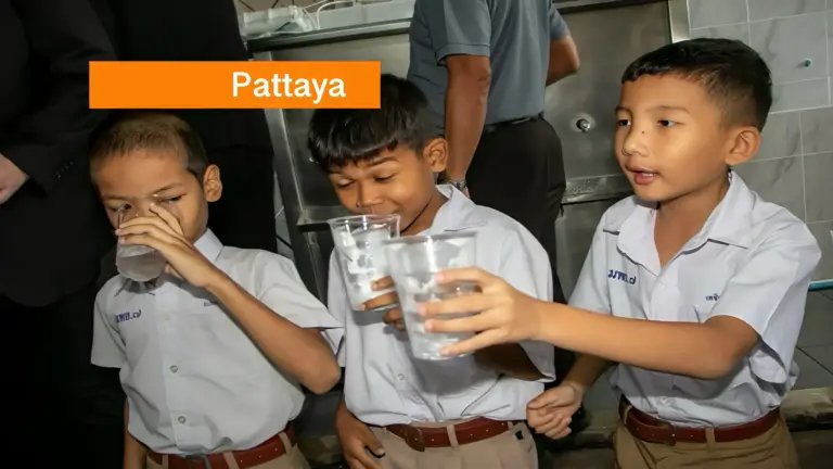 Rotary Club Global Pattaya droeg zorg voor drinkwaterstation op School 7, zodat alle leerlingen schoon drinkwater kunnen tappen.