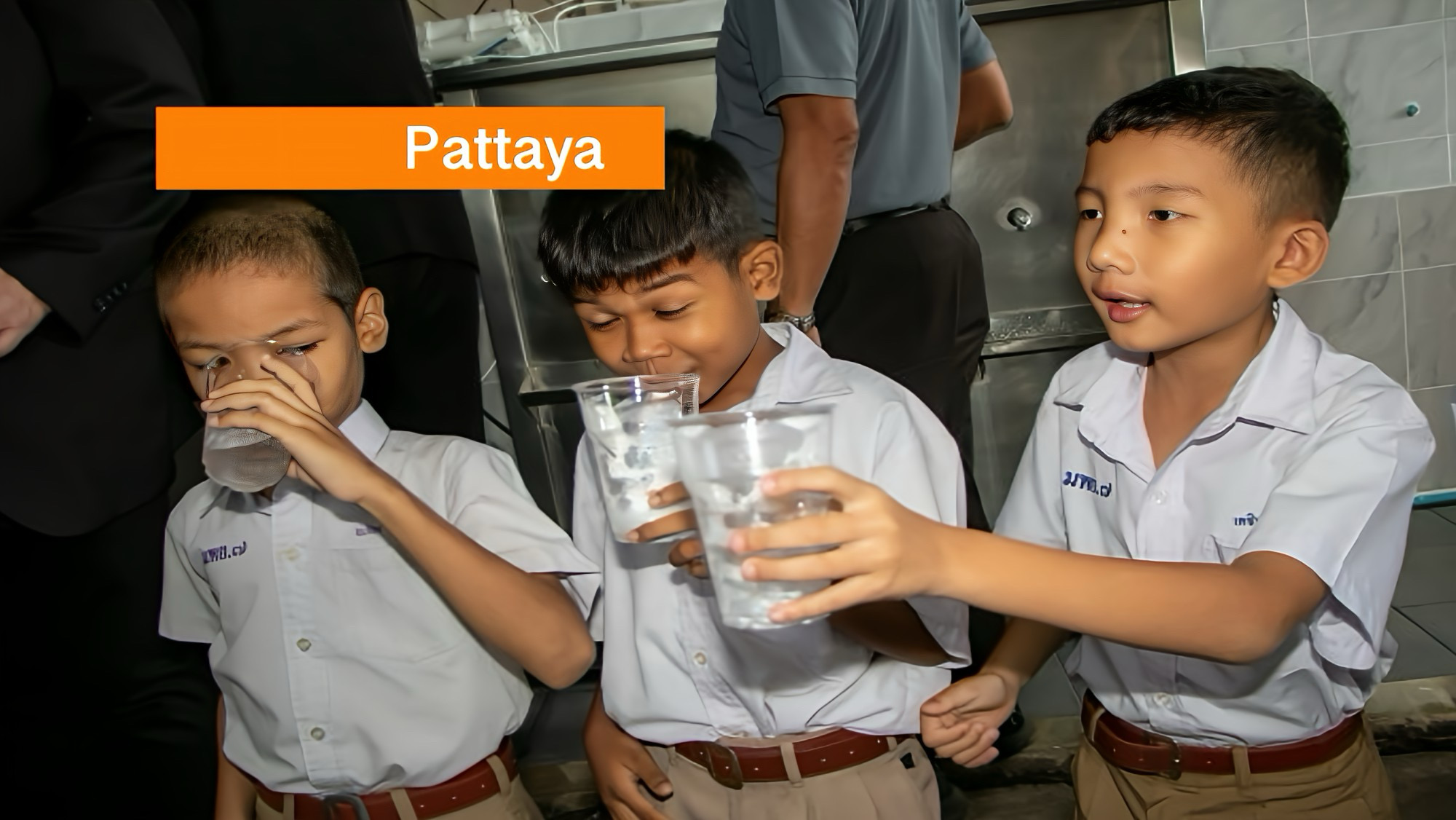 Rotary Club Global Pattaya droeg zorg voor drinkwaterstation op School 7, zodat alle leerlingen schoon drinkwater kunnen tappen.