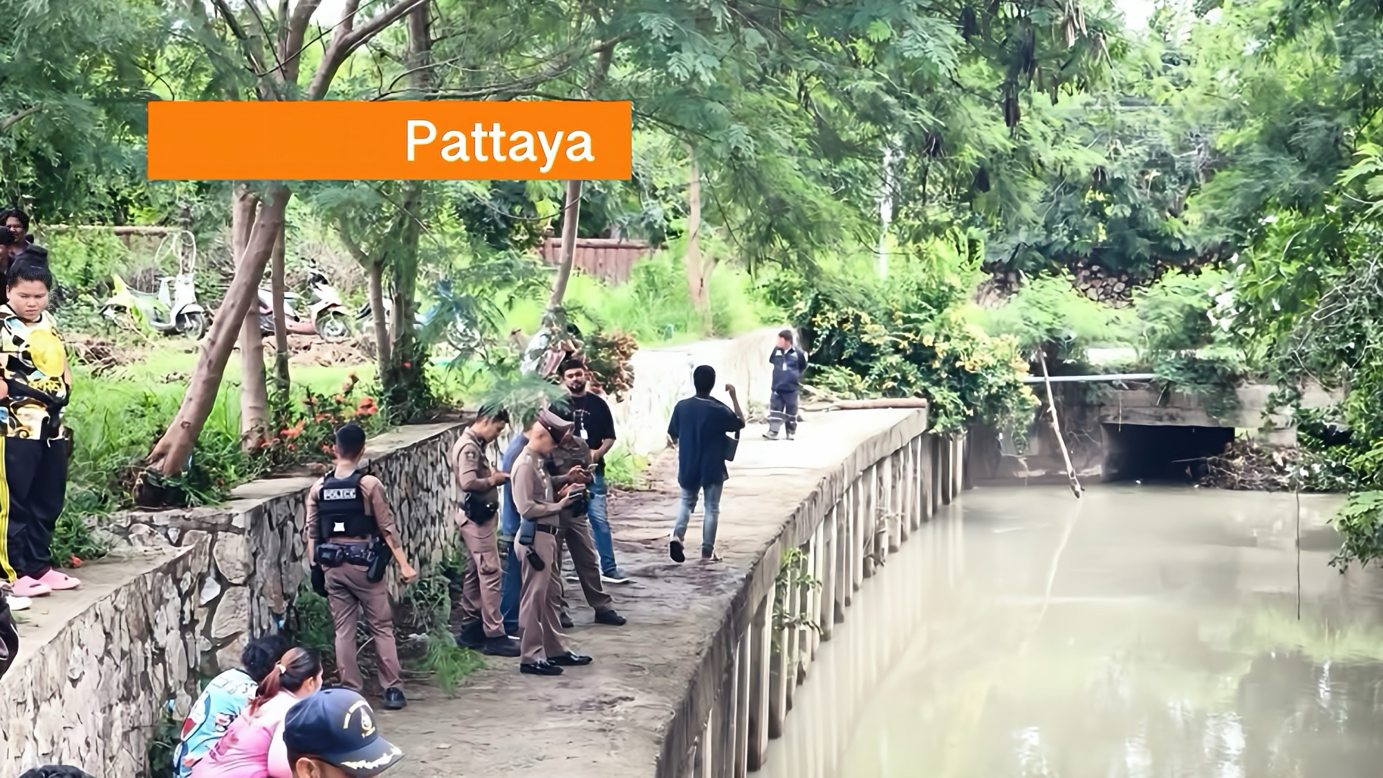 Man drijvend met touw om hals in kanaal nabij Pattaya gevonden, het onderzoek is gaande.
