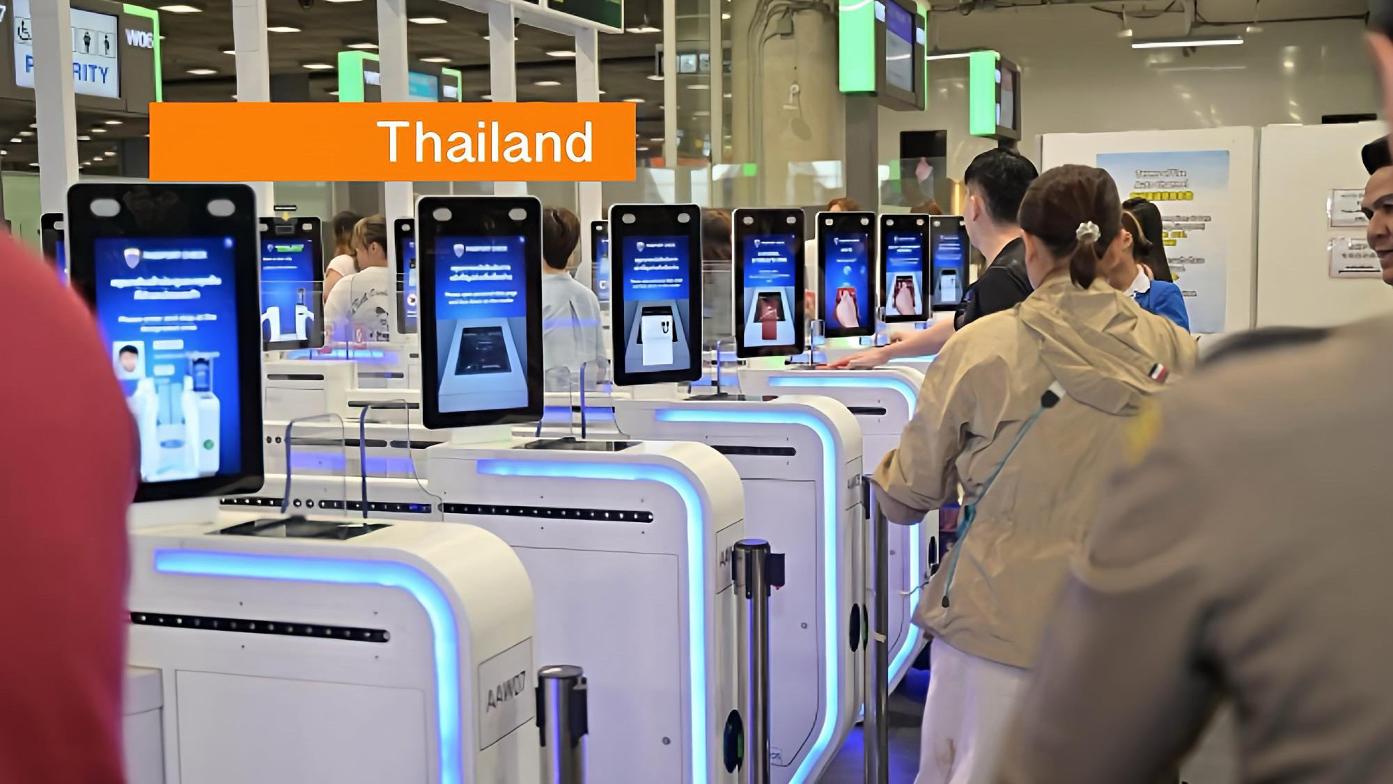 Biometrie en elektronische toegangspoorten moeten lange wachttijden op de grootste luchthaven van Thailand verkorten.