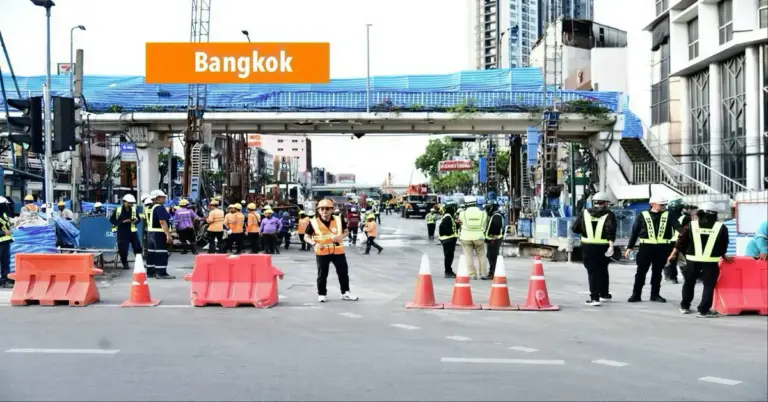 Paniek in Bangkok; de Thaise overheid laat inwoners verkassen en gebouwen ontruimen na het waterlek in een metrotunnel.