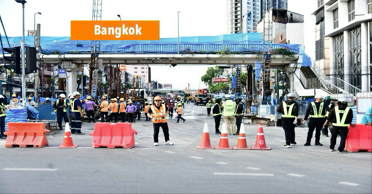 Paniek in Bangkok; de Thaise overheid laat inwoners verkassen en gebouwen ontruimen na het waterlek in een metrotunnel.