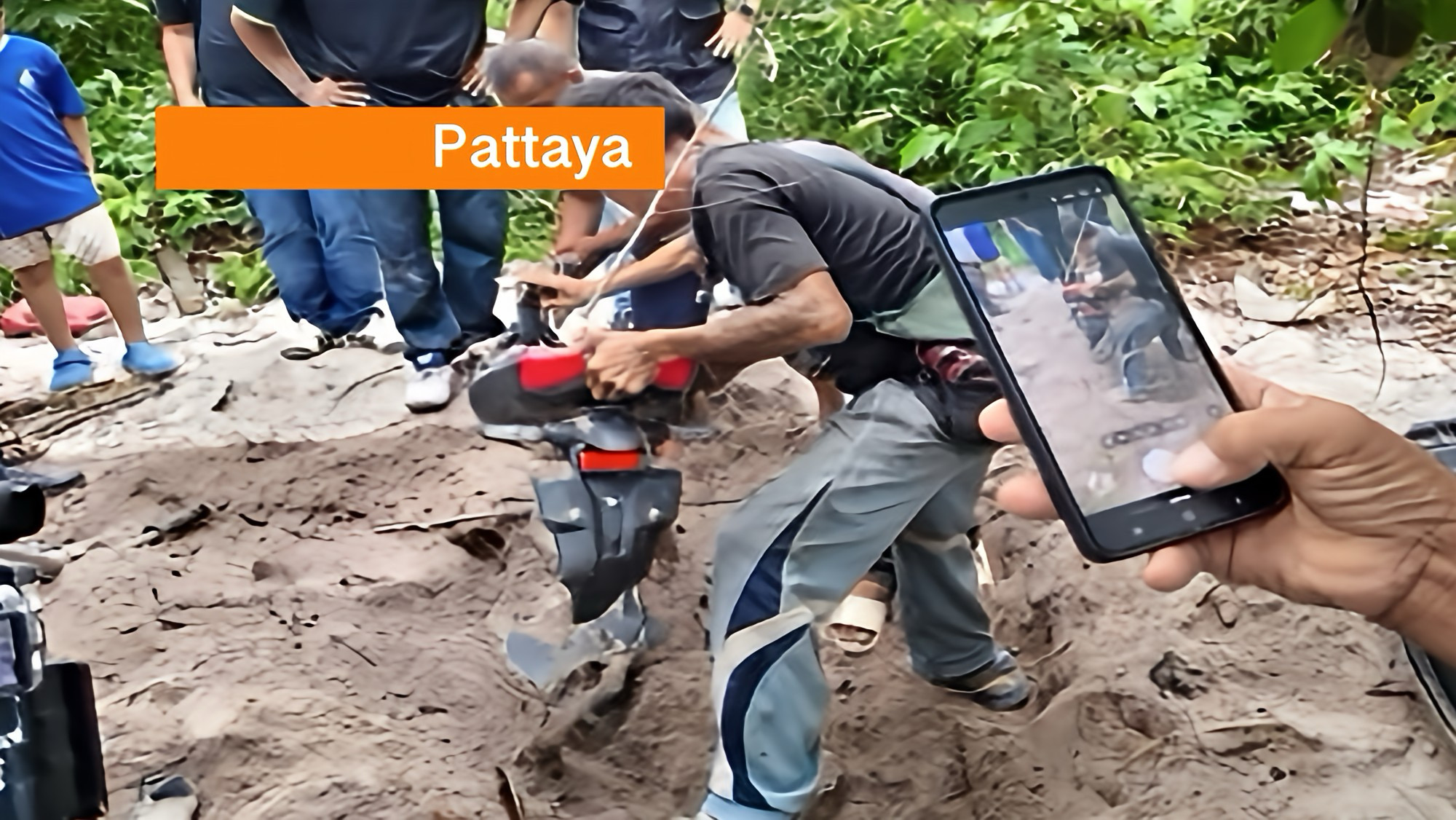 UPDATE | Motorfiets van Russisch broer en zus nabij Pattaya teruggevonden, zij zelf blijven spoorloos.