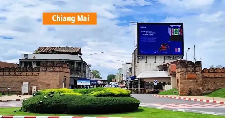 De gemeenteraad waarschuwt dat Chiang Mai’s nominatie voor de Werelderfgoedlijst door de wirwar van vele reclameborden in gevaar komt.