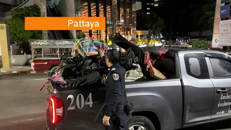 Pattaya voerde een nachtelijke actie uit; meer dan 200 strandstoelen en verhuurmatten in beslag genomen.