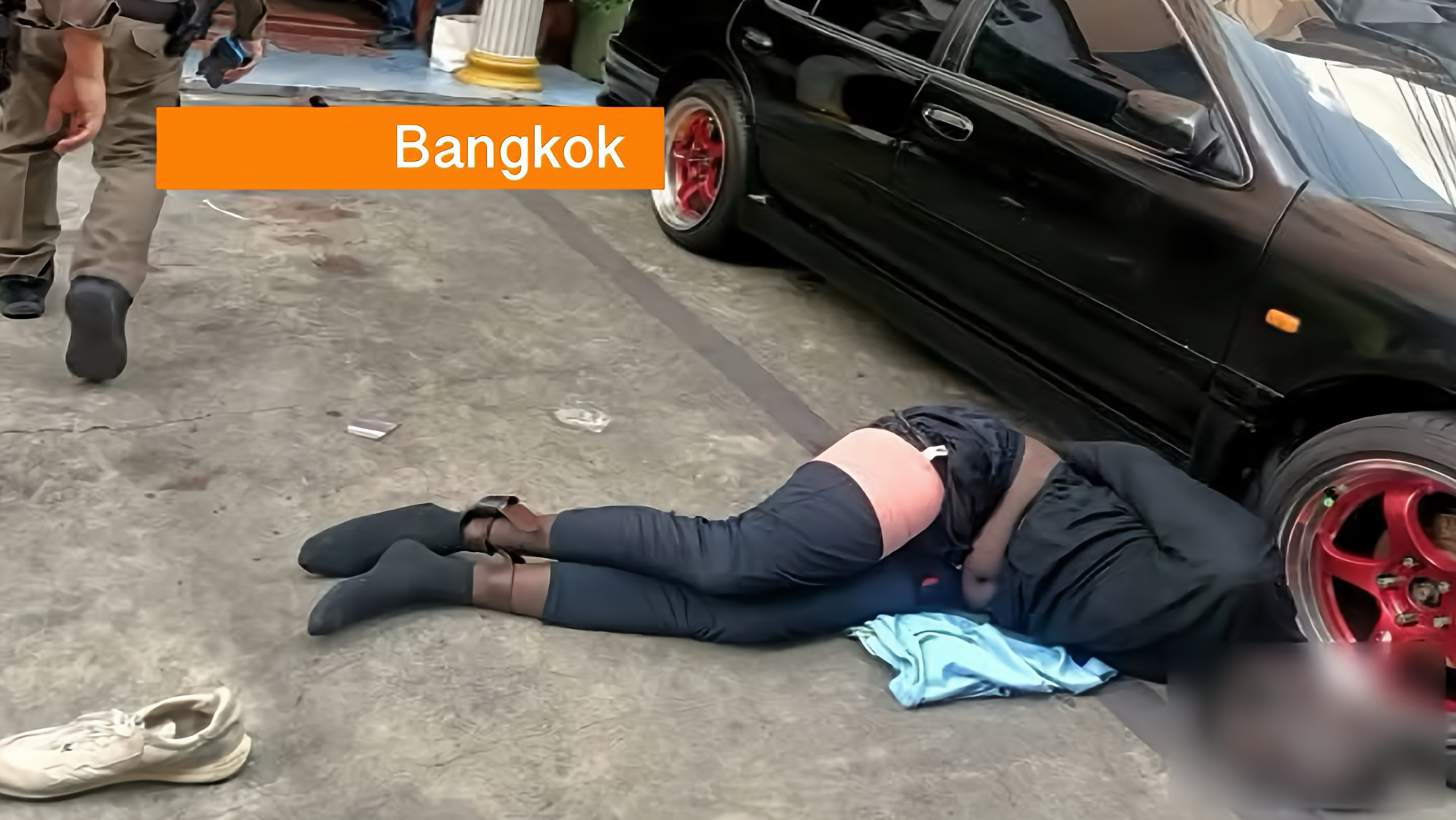 Buitenlander gaat in Bangkok door zijn dak door omstanders te bedreigen, ruiten in te slaan en wordt uiteindelijk door de politie neergeschoten.
