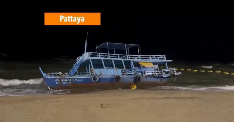 Eigenaar denkt aan sabotage nadat zijn toeristenboot op het strand van Pattaya vastliep, tientallen duizenden baht schade.