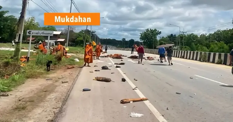 Tragedie in Noordoost-Thailand: 11-jarige jongen rijdt met gestolen pickup in op pelgrimerende monniken, zes doden.